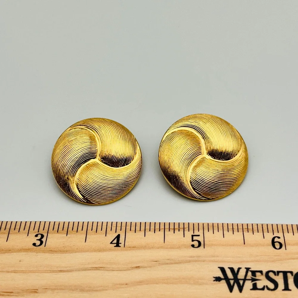 Vintage Gold Tone Swirl Dome Pierced Earrings‎ Textured Ribbed Design